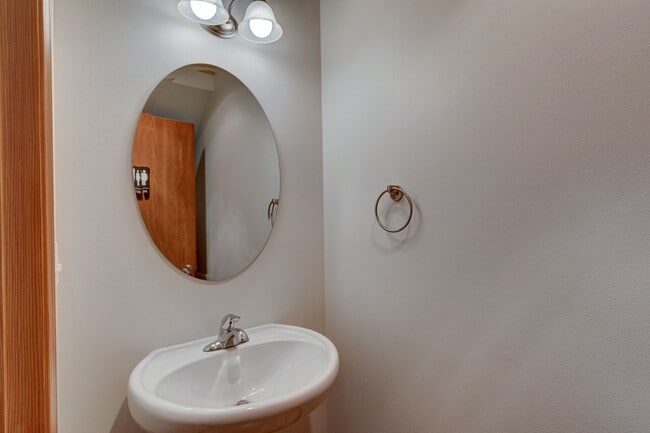 Building Photo - Conveniently Located 3 Bedroom Townhouse