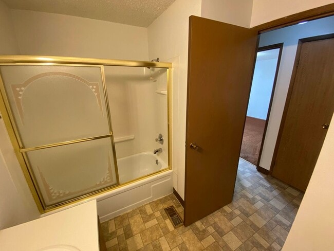 Building Photo - Cozy 3 Bedroom 1 Bath Home with Large Yard & 1 Car Attached Garage