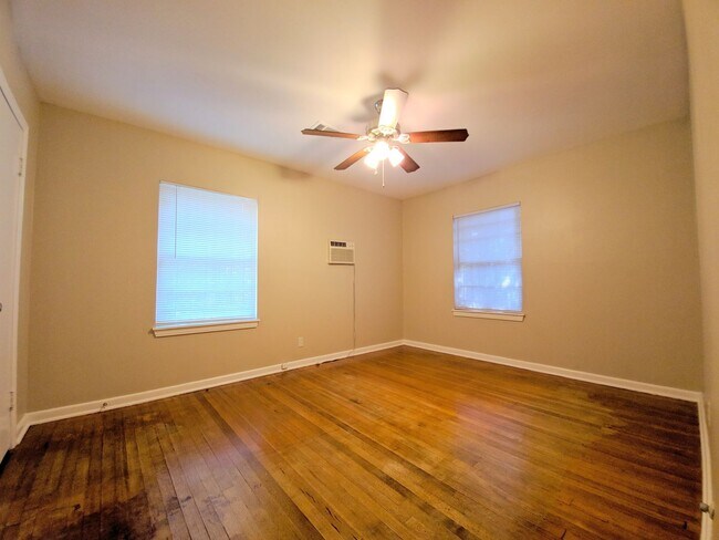 Building Photo - 1223 Shawnee St