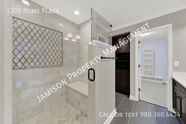 Building Photo - 1300 Home Pl