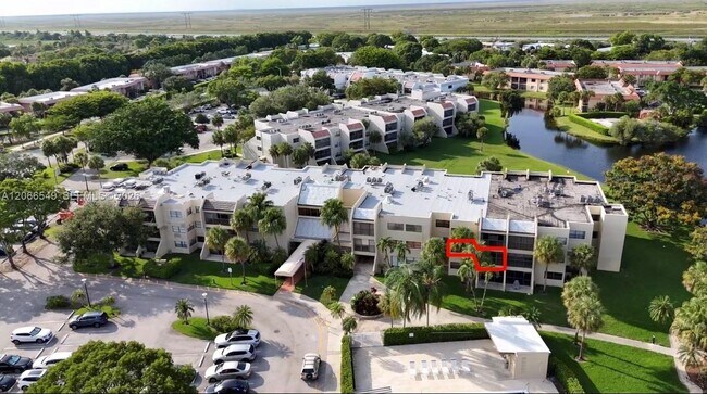 Building Photo - 220 Lakeview Dr