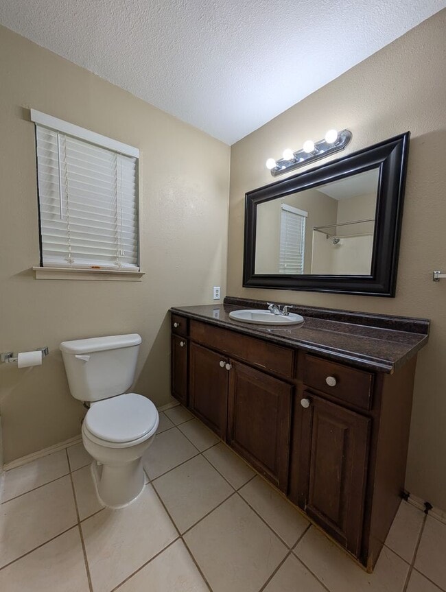 Building Photo - Location!! 1 Mile to Landa Park / Close to...