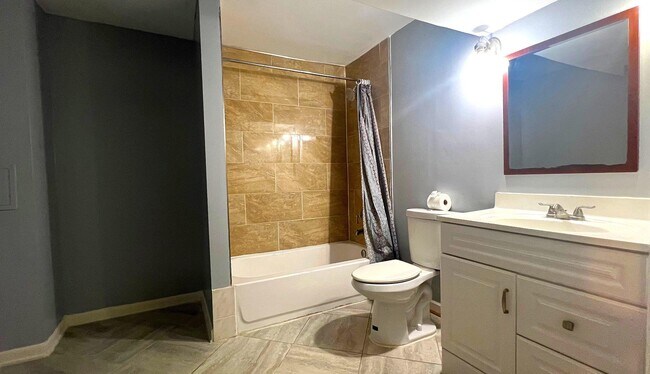 Building Photo - 5808 Waterdale Ct