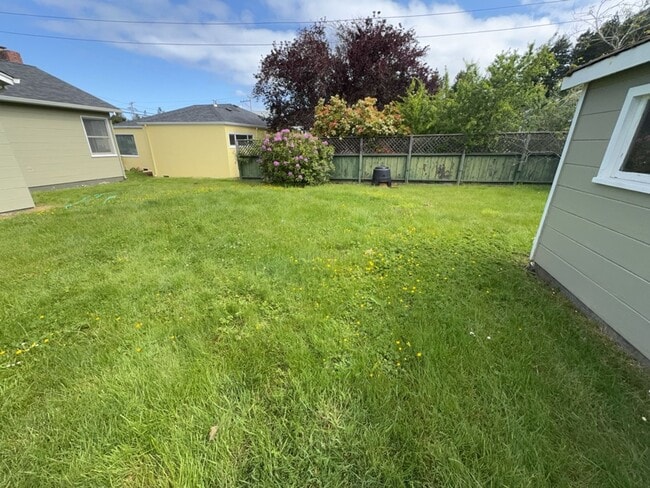 Building Photo - 2 Bed 1 Bath Home Just minutes away from C...