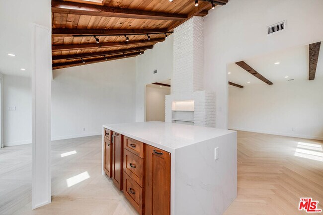 Building Photo - 749 N Niagara St