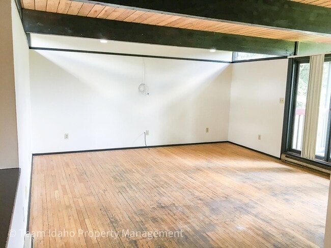 Building Photo - Taylor Ave Tri-Plex