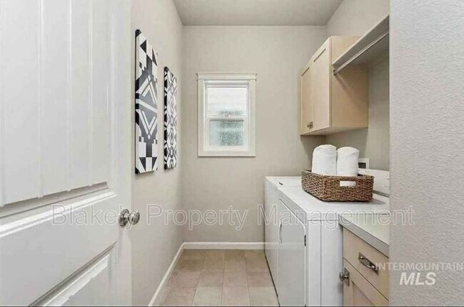 Building Photo - 4366 N Five Mile Rd