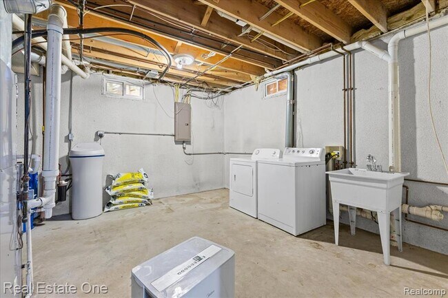 Building Photo - 2475 Horace St