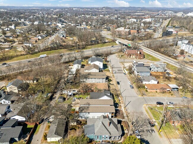 Building Photo - Grandeur in Germantown!