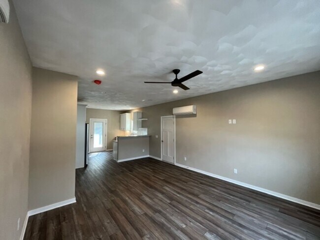 Building Photo - 485