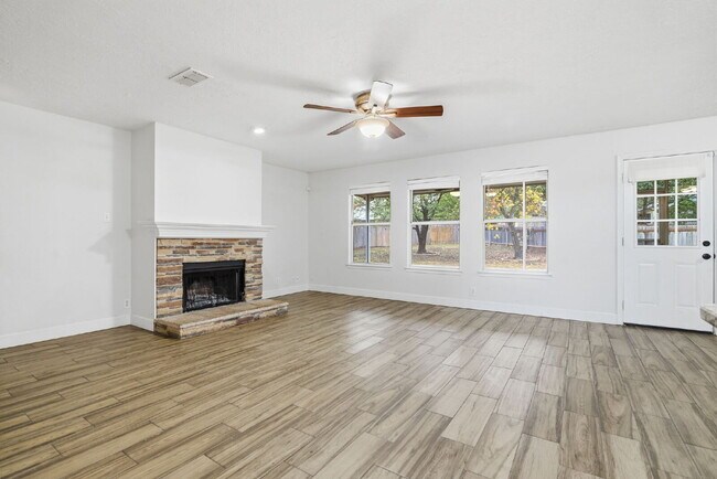 Building Photo - Modern Living Near UTSA/USAA: Quiet Cul-de-Sac with BONUS Space