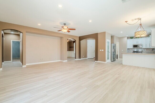 Building Photo - 2407 W Fawn Dr