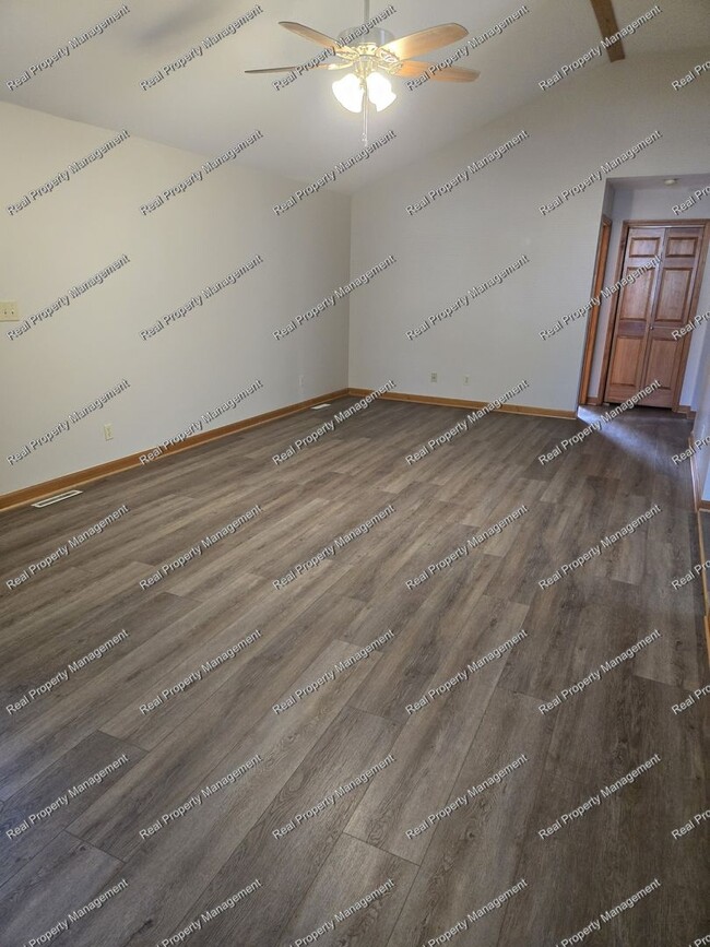 Building Photo - Spacious 2nd Floor 2 Bedroom Apartment