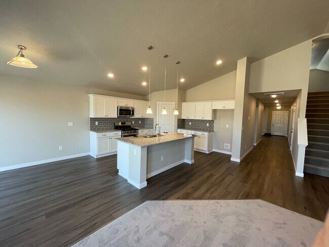 Building Photo - 4 bedroom 2 bath large loft area upstairs / All bedrooms downstairs