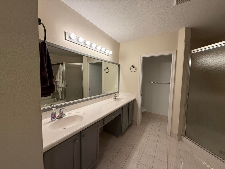 Building Photo - 2136 Oakmont Dr