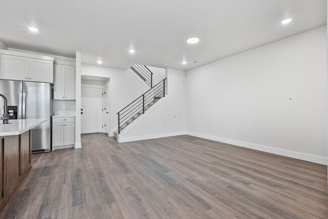 Building Photo - Awesome end unit 3 Bed 2.5 Bath townhome i...