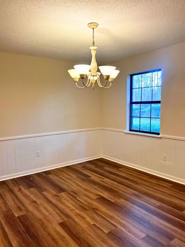 Building Photo - Charming 3-Bedroom Home on 2 Acres – Lands...