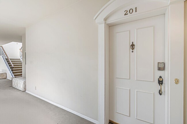 Building Photo - Top-Floor Corner Condo Near Downtown Palo Alto and Stanford