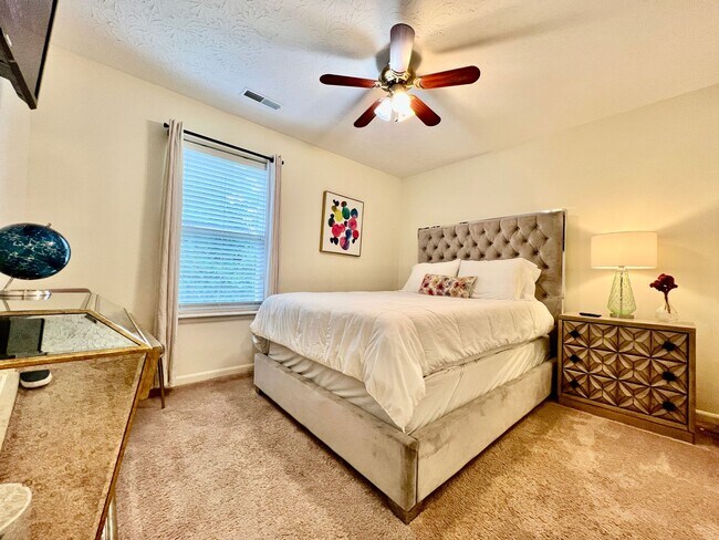 Building Photo - Fully furnished rental home for Corporate housing or insurance stays