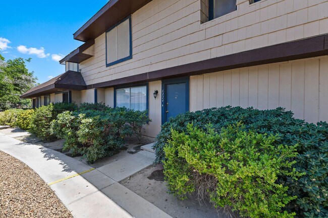 Building Photo - SPACIOUS 3BEDROOM TOWNHOUSE IN 89103