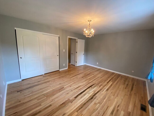 Building Photo - River-front condo, UA schools, 2 BR/1.5 BA