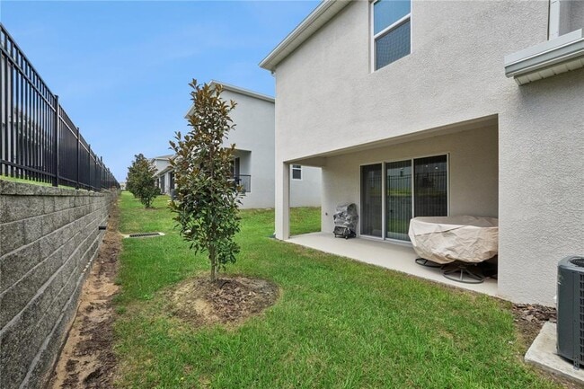 Building Photo - 2076 Monteverde Ave