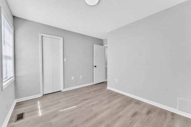 Building Photo - *NEWLY RENOVATED* 2 Bedroom Townhouse in D...