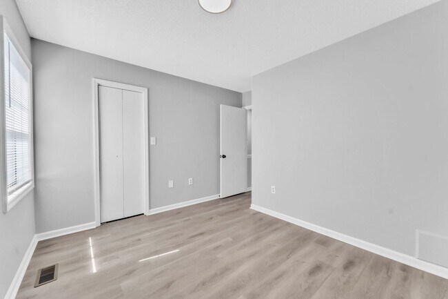 Building Photo - *NEWLY RENOVATED* 3 Bedroom Townhouse in D...