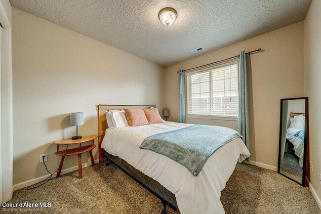 Building Photo - Beautiful Updated 3 Bedroom Condo with A/C, Garage & Fireplace in Forsythia Place!