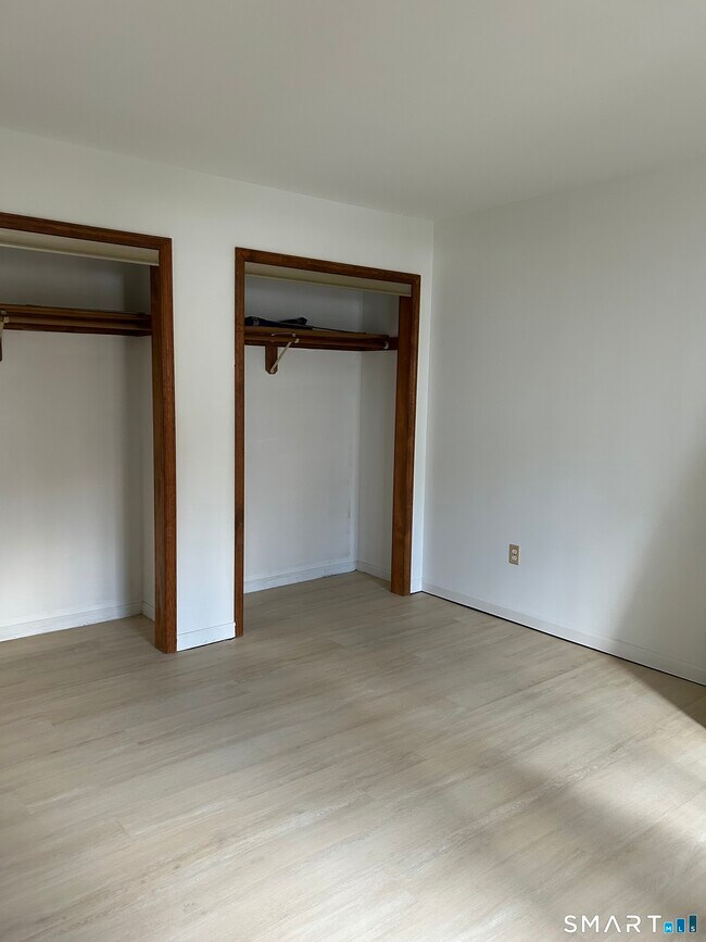 Building Photo - 43 Valley Dr