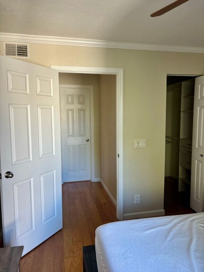 Building Photo - Light, Bright, Immaculate and lightly furnished 1 bd 1 ba condo in Walnut Creek- Keys Condo's