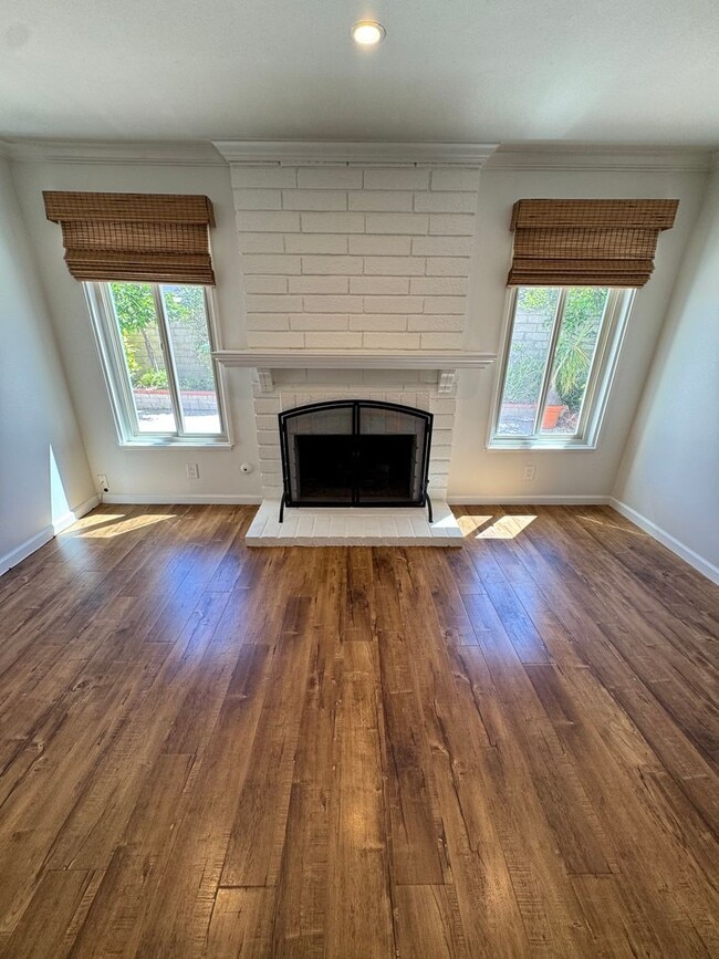 Building Photo - Light-Filled Home with Resort-Style Backyard in Thousand Oaks