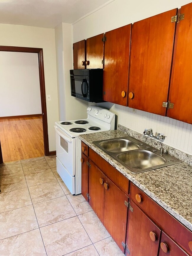 Building Photo - Midtown Charmer