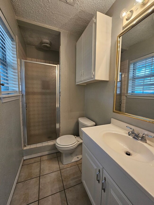 Building Photo - (3) Bed/(2) Bath in South OKC! Storm Shelt...