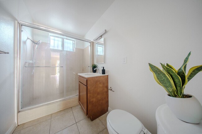 Building Photo - 2617-2619 E 17th St