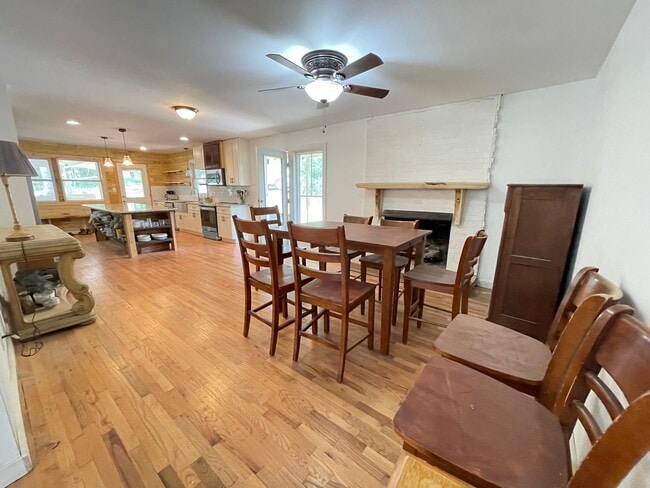 Building Photo - Big and Beautiful House with attached 1br ...