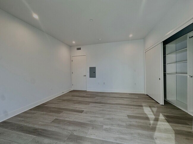 Building Photo - 5953 Saturn St