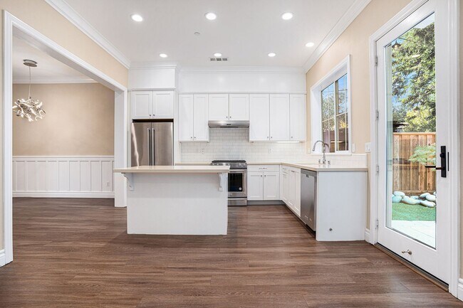 Building Photo - Beautiful Custom Townhouse In Desirable Wa...