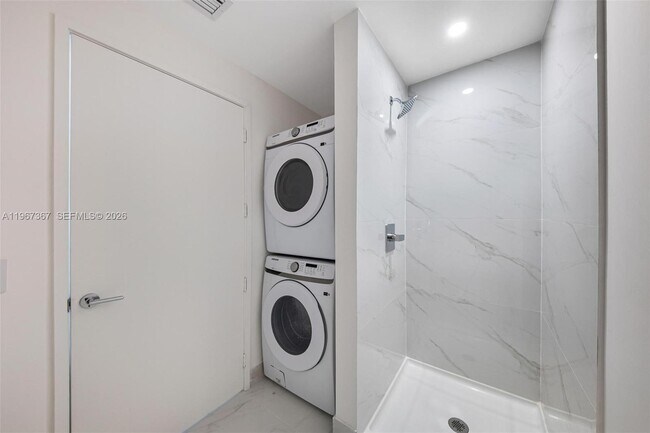 Building Photo - 700 NE 24th St