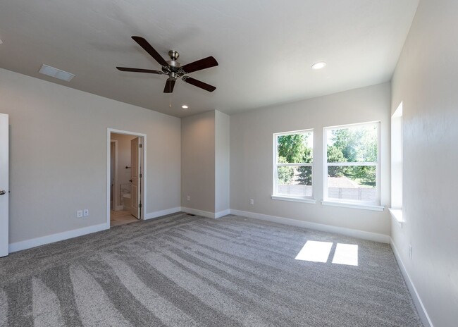 Building Photo - 2 Bedroom Contemporary Townhome