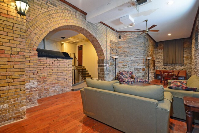 Building Photo - Beautiful Condo in Prime Minneapolis Locat...