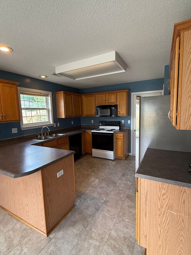 Building Photo - 3 bed 2 bath Home with fenced in backyard