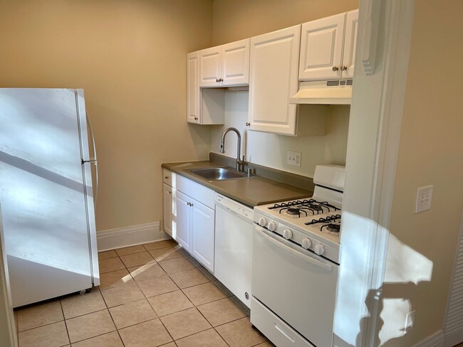 Primary Photo - 2526 N Frederick Ave
