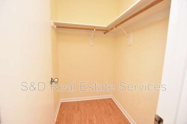 Building Photo - 1715 High Point Dr