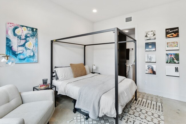 Building Photo - 1504 Ennis St