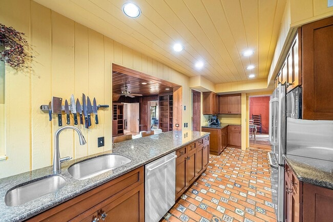 Building Photo - 334 Palm Trail