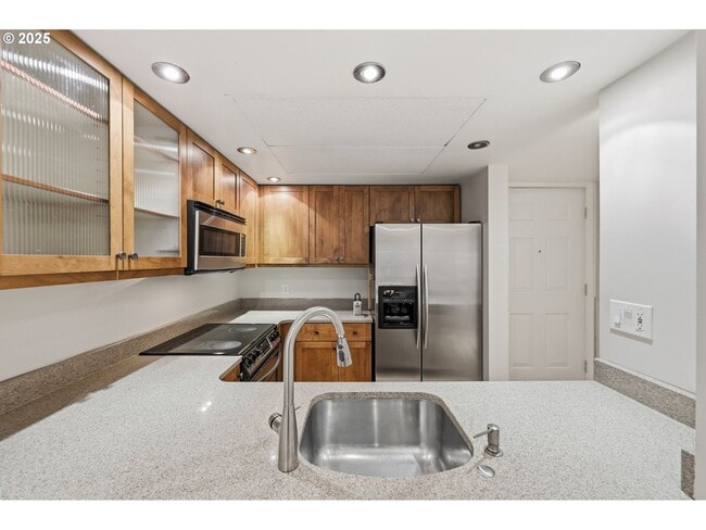 Building Photo - Rare 2 Bed 2 Bath + Loft Quintet Condo with Resort-Style Living in Portland’s West Hills