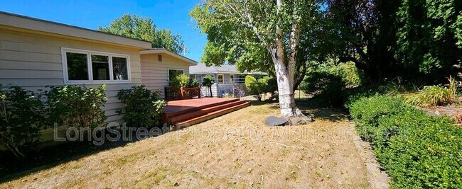 Building Photo - 6910 SW 11th Dr