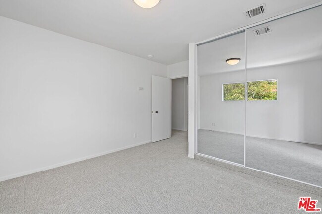 Building Photo - 2492 Banyan Dr