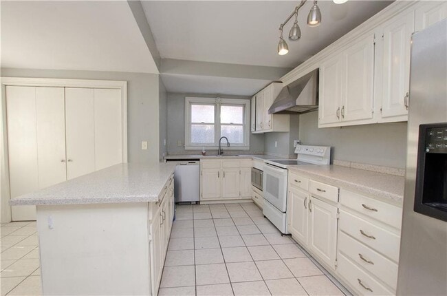 Building Photo - 1398 Woodmont Ln NW